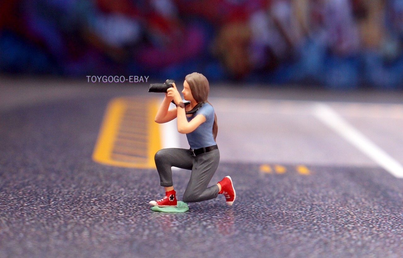 3D PRINT 1/64 cool pretty blue girl Mobile selfie fit 1:64 car street in STOCK