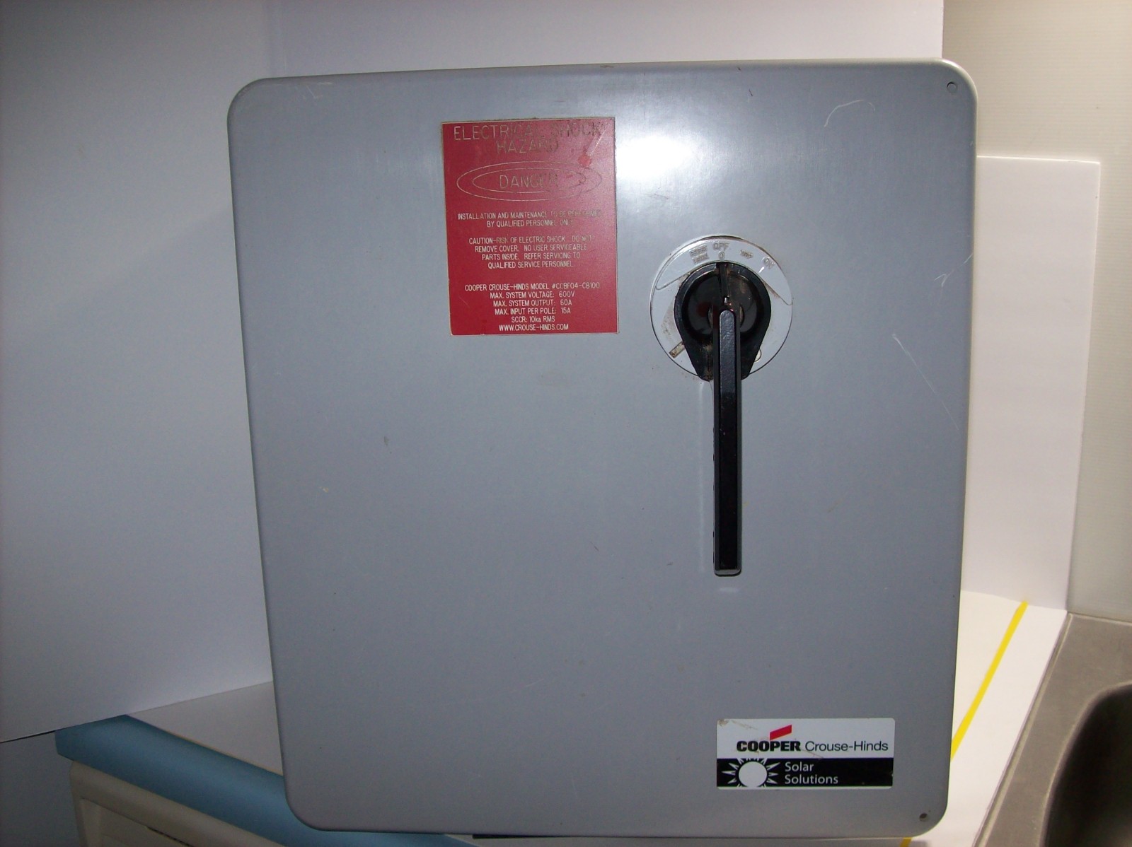 EATON CROUSE-HINDS CCBF04-CB100 600 VDC 4-STRING FIBER GLASS SOLAR COMBINER BOX