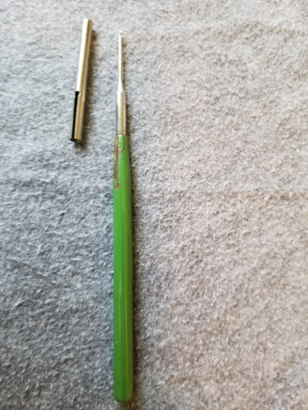 Vtg. Green Enameled Wood Handle, Steel Crochet Hook (no size-no markings) w/cap
