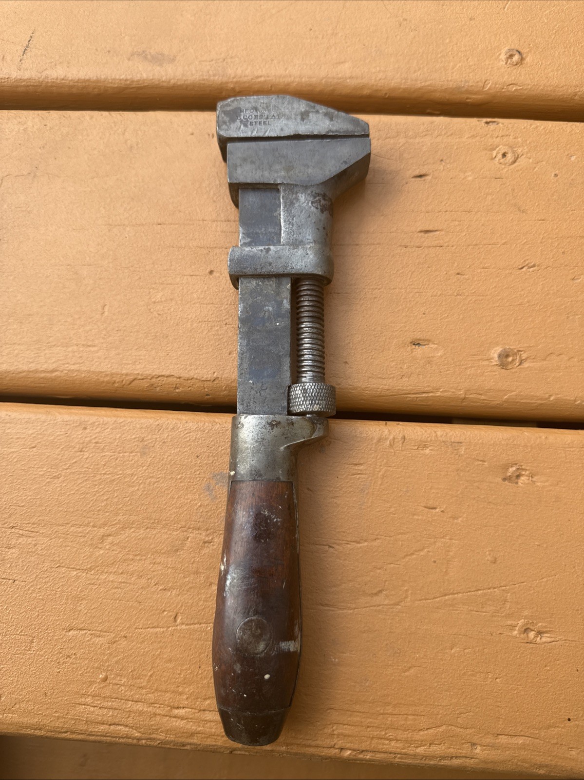 ANTIQUE L. COES WRENCH CO. 10 1/2” MONKEY PIPE WRENCH WOOD HANDLE WORCESTER MASS