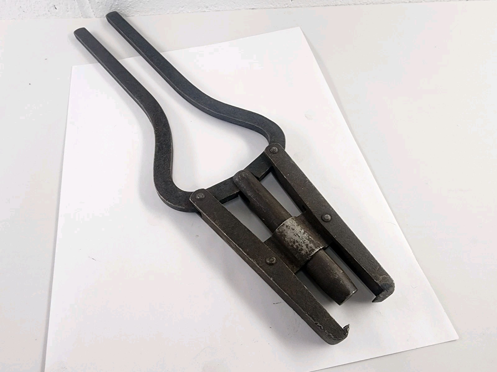 (2) Vintage Medium Size 2-Jaw Gear Pullers - Plomb 4061 4022 & Unknown