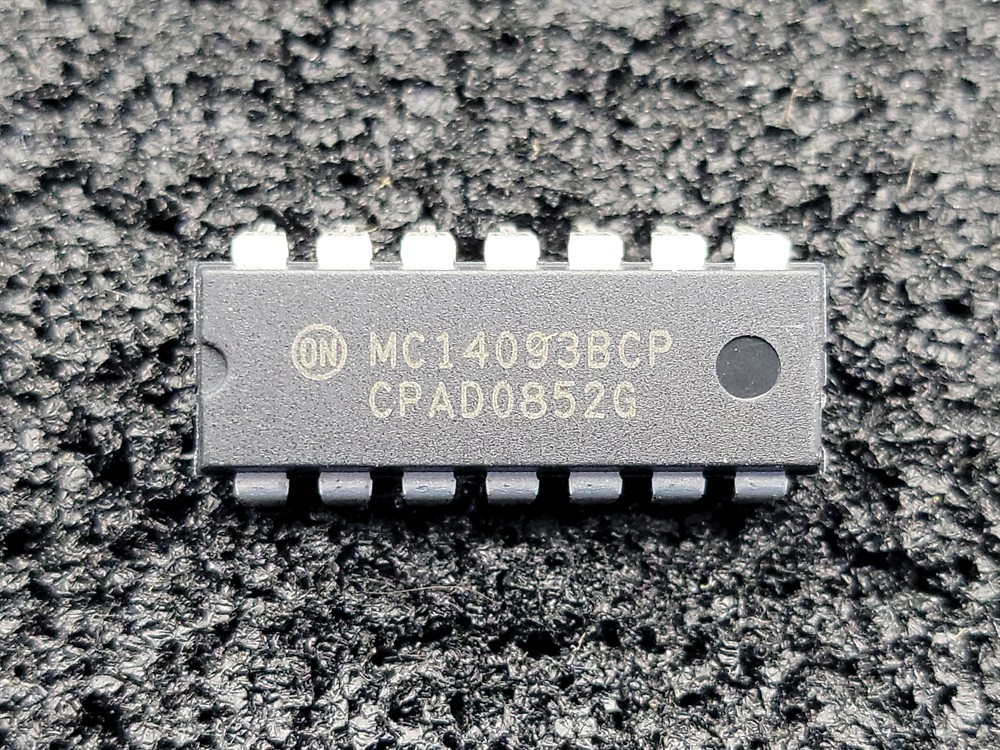 New (3pcs) MC14093BCPG ONSEMI IC Logic