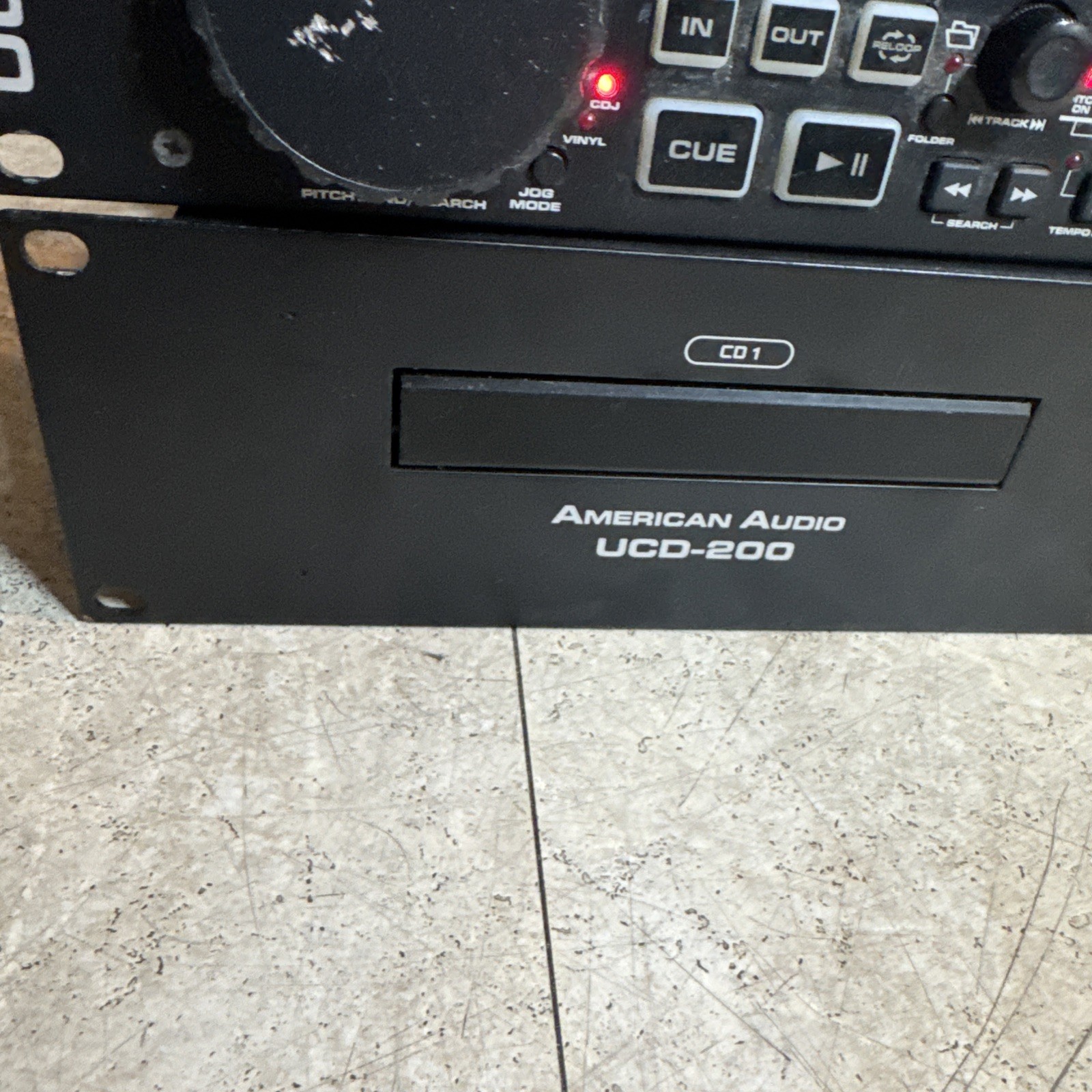 American Audio UCD-200 MKII DJ Controller CD Player WITH CABLE turns on *read*