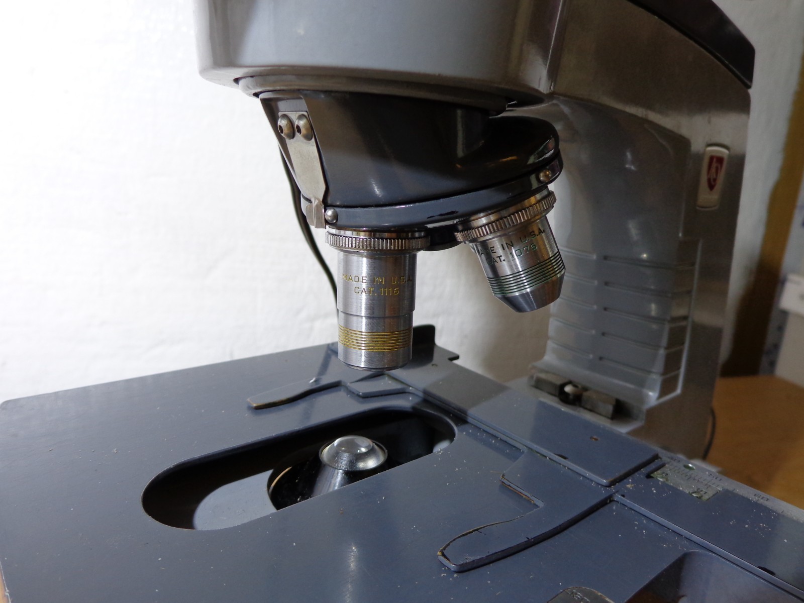 American Optical 10-118 Series 10 Microscope w Dual Head 4 Objectives 1460X
