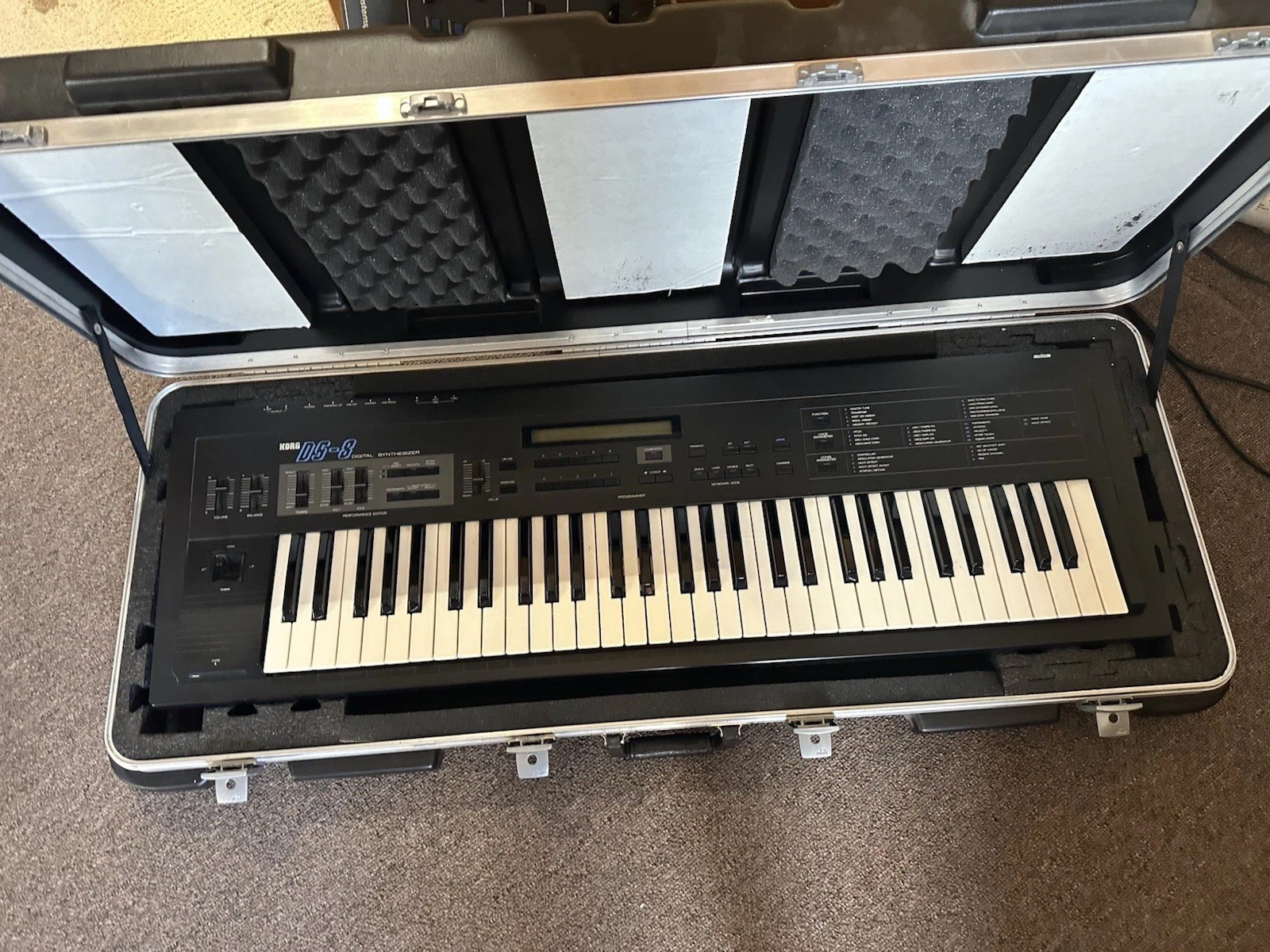 KORG DS-8 Vintage Synth  61 Key Keyboard with that classic FM Sound & hard case