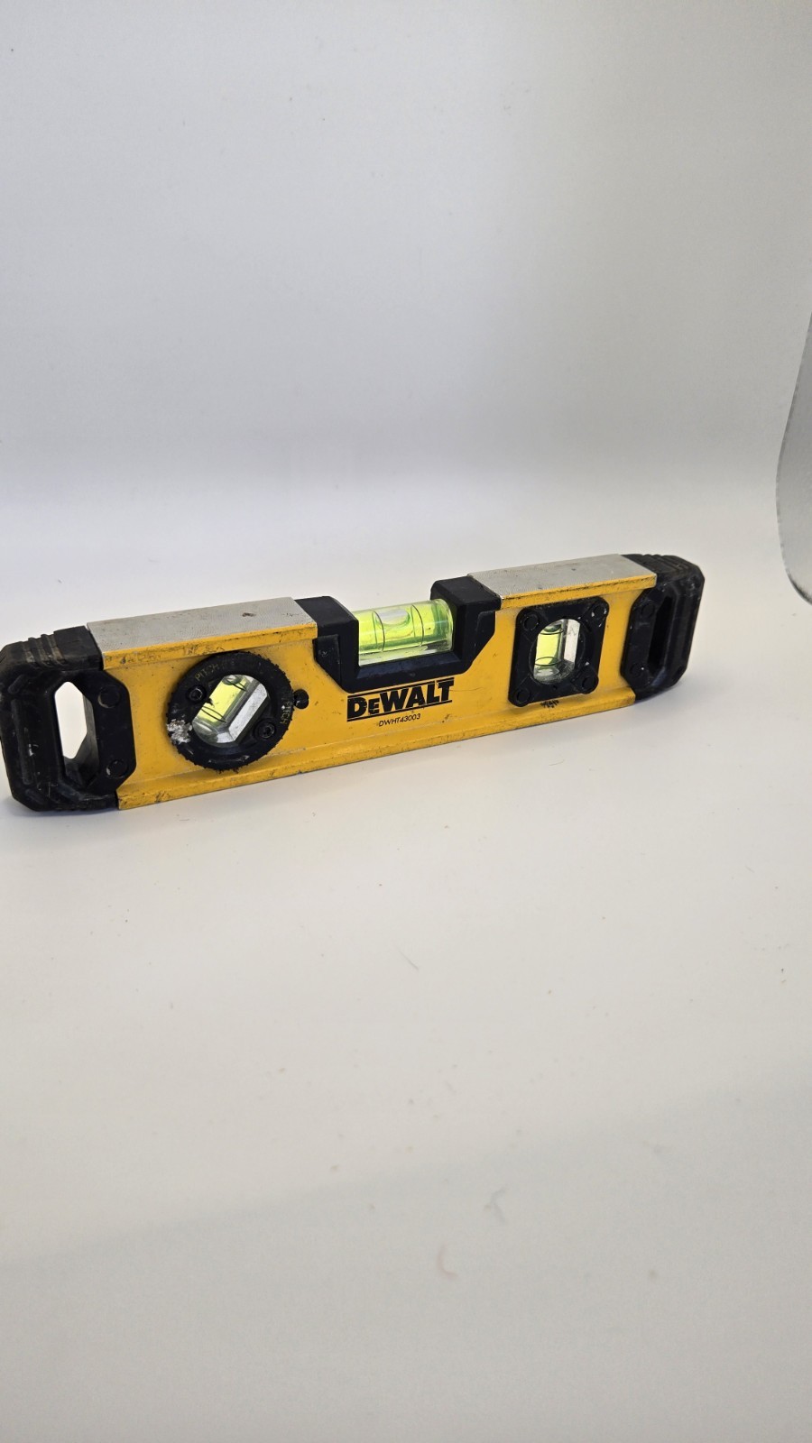 DeWalt DWHT43003 9" Extruded Aluminum Rotating Vial Magnetic Torpedo Level