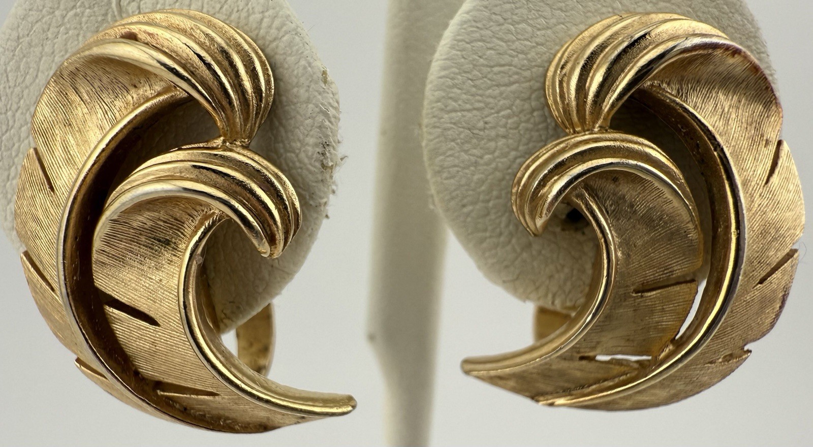 CROWN TRIFARI GOLDTONE LEAF CLIP ON EARRINGS K730A