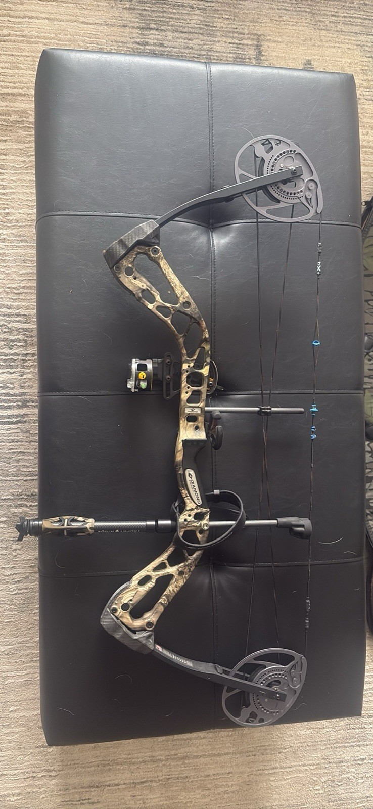 Diamond Archery Edge 320 10-70lb Draw 15-31" RH Compound Bow - Black SET-UP