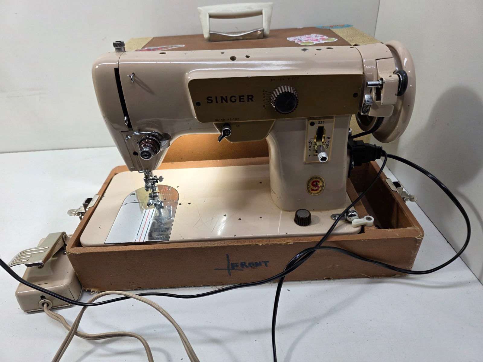 Vintage Singer 223 Portable Sewing Machine w/Case  & pedal