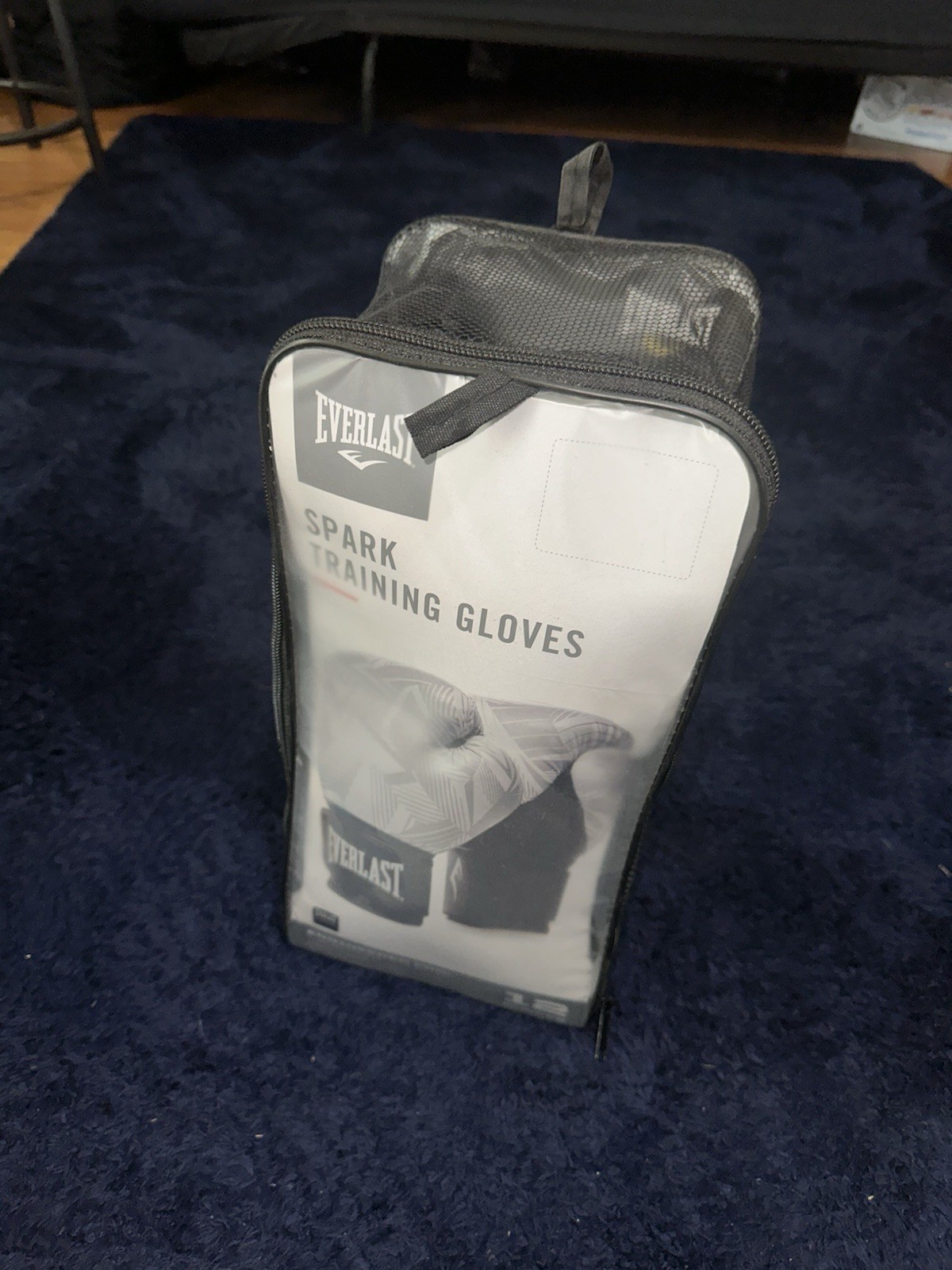 Everlast Spark Training Gloves White/Black with Carry Bag Everlast Spark Model