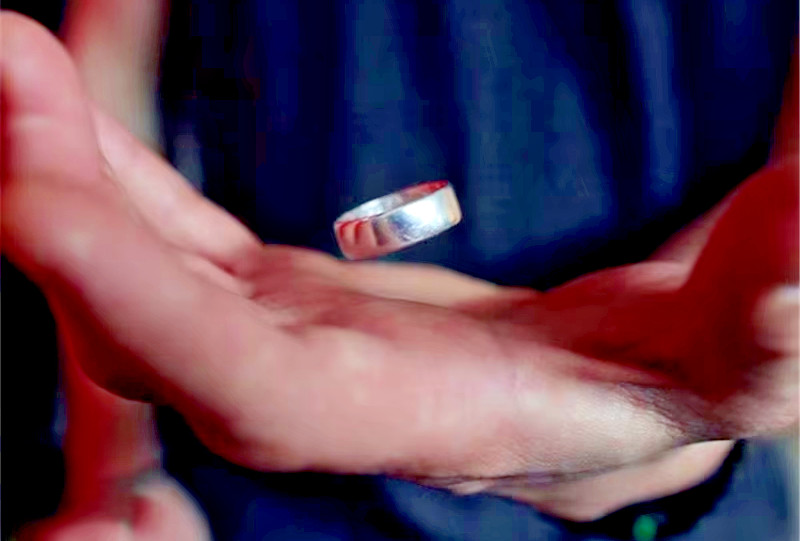 FLOATING RING MAGIC TRICK - Magnetic PK Ring Close-Up Illusion Gimmick Prop