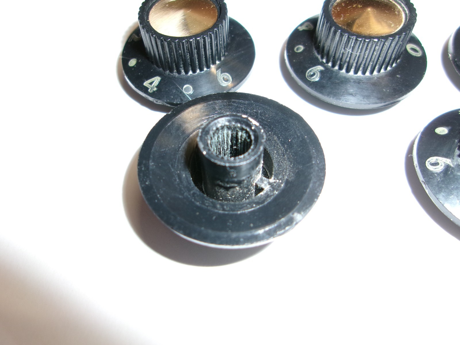 7 VINTAGE BLACK PLASTIC CONTROL KNOBS W/BRASS INSERT.
