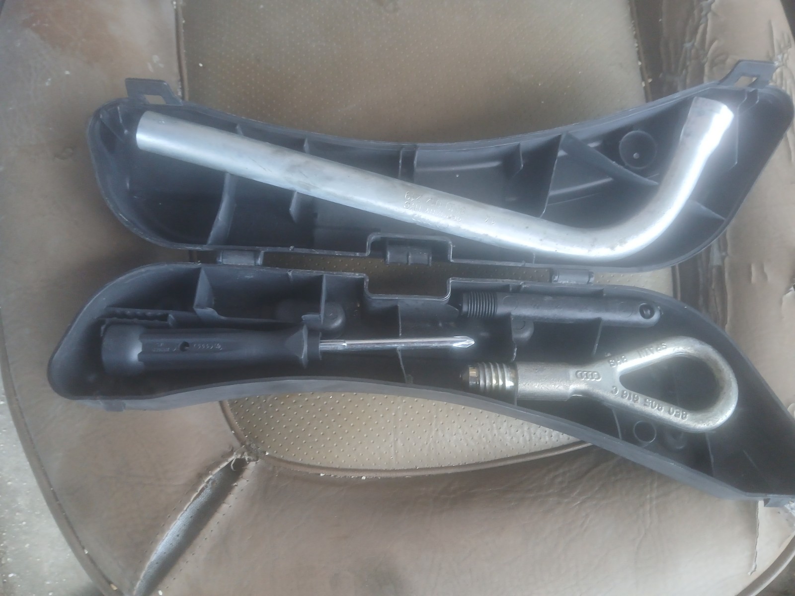 Audi A4 (B6/B7) roadside tool kit, part number 8E0012111