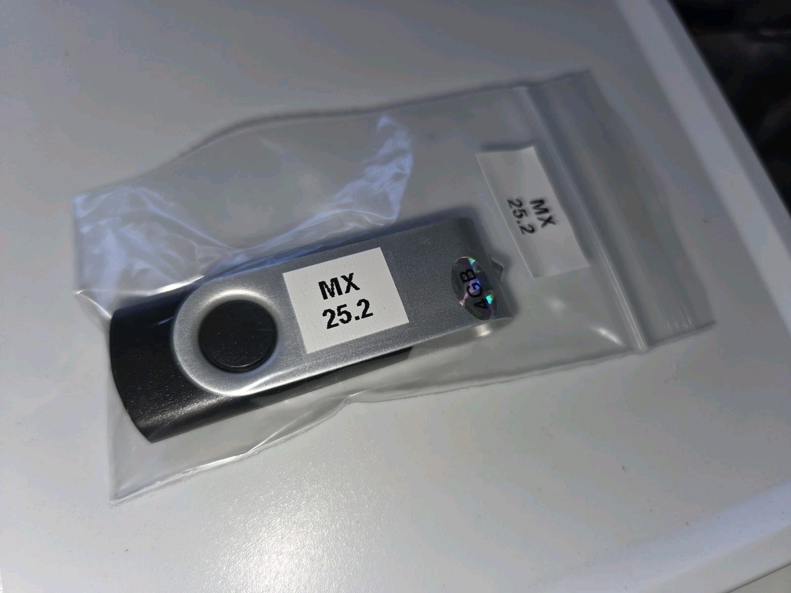 Linux MX V25.1, Xfce, 64-bit, Bootable Live and Install USB Flash Drive