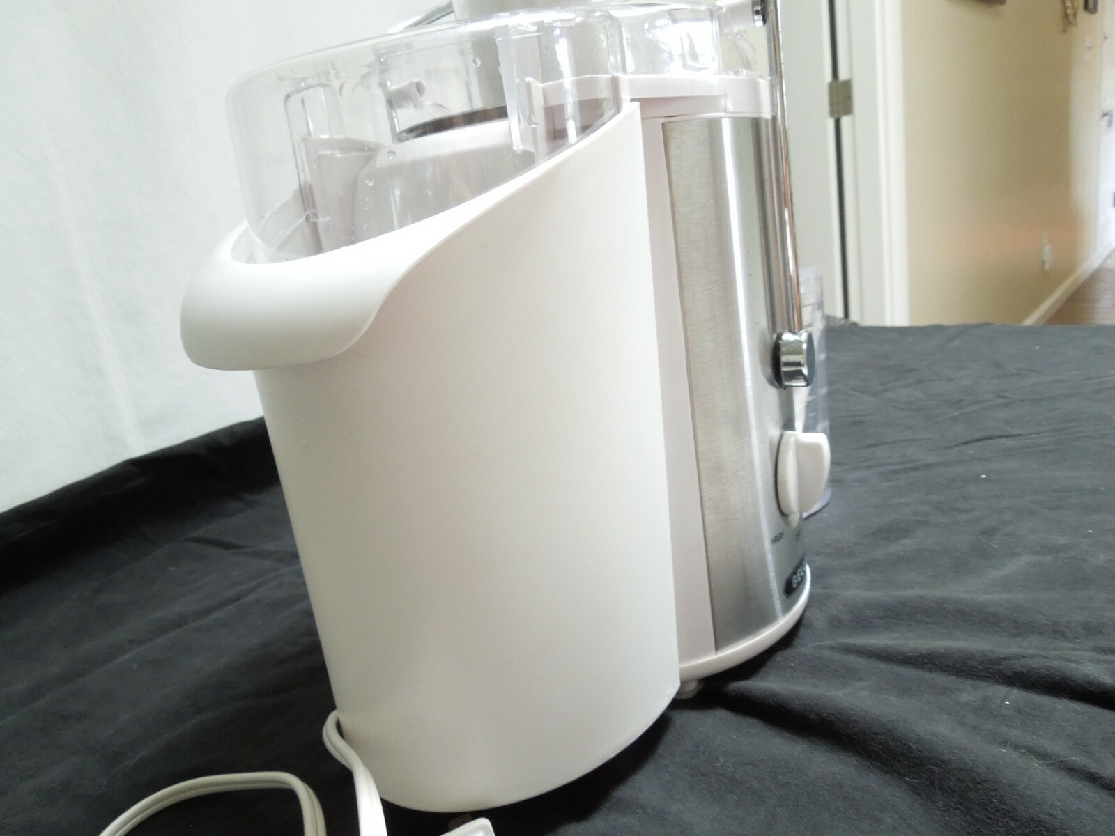 Bella High Power Juice Extractor Model XJ-BK129 White with All Attachments