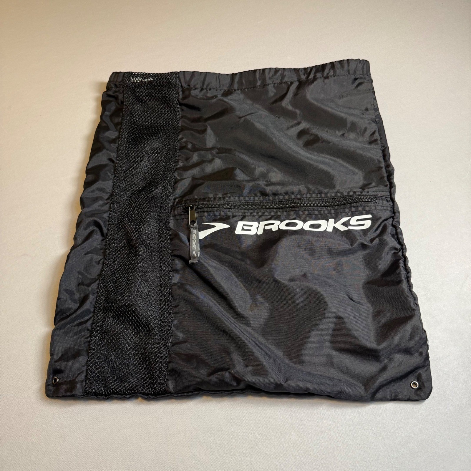Brooks Running Drawstring Cinch Bag Black Mesh Panel Zipper Pocket Backpack
