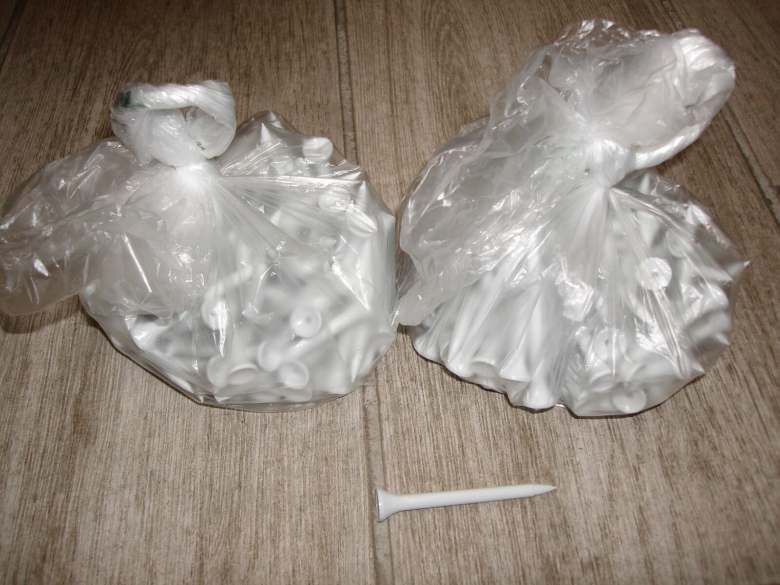 200 Count NEW Plastic Golf Cup Tees 2.75” Reusable And Unbreakable White