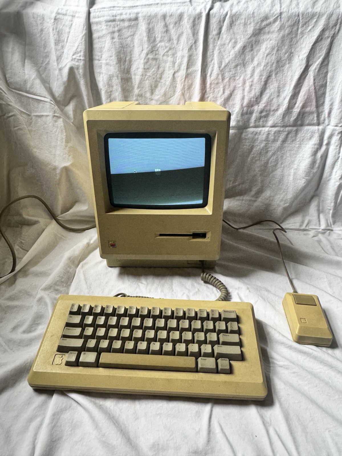Apple Macintosh 512K Vintage Desktop Set w/ Keyboard Mouse Cables Carry Bag
