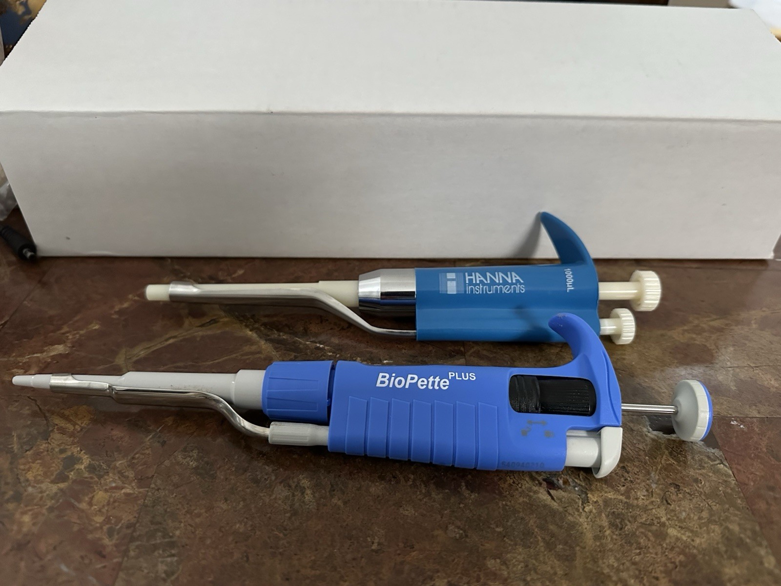 Labnet BioPette Plus (10–100 µL)+Hanna Instruments 1000 µL Pipette Pump+Tips