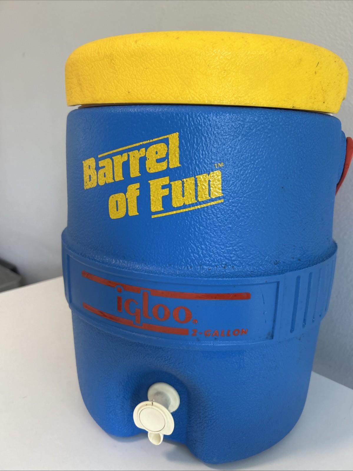 Igloo Retro Collection Barrel of Fun Yellow Blue Beverage Cooler 2 Gallon