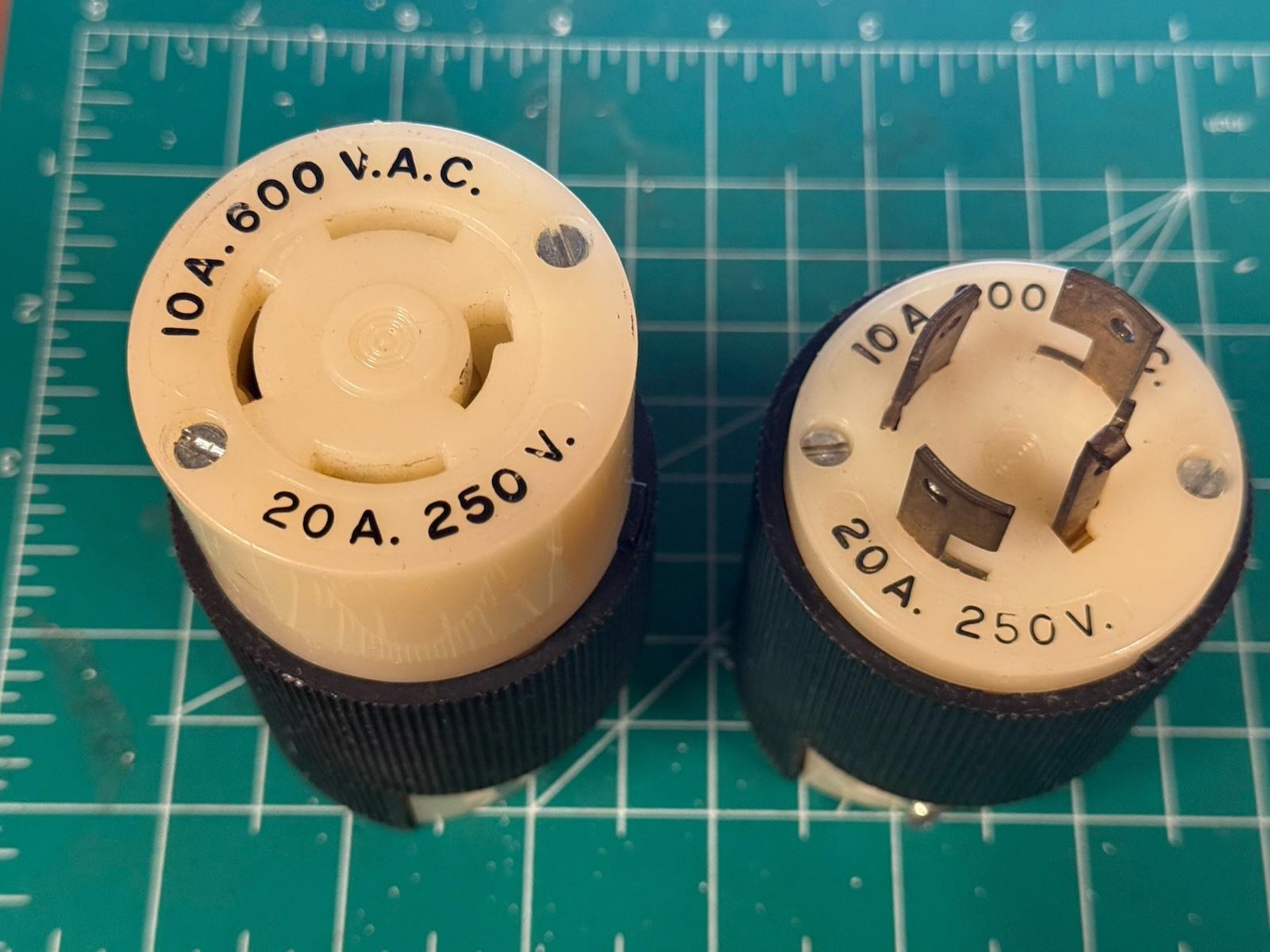 Used HUBBELL TWIST-LOCK PLUG 20A/AMP 250V, 10A 600V Set of Male & Female Plugs