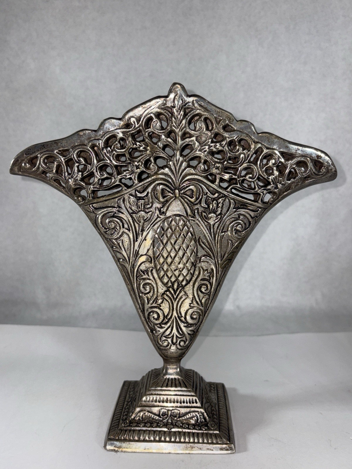 METAL ART NOUVEAU VASE VINTAGE FLUTED FLAT ORNATE LATTICE FAN 8 x 9 W/ PINEAPPLE