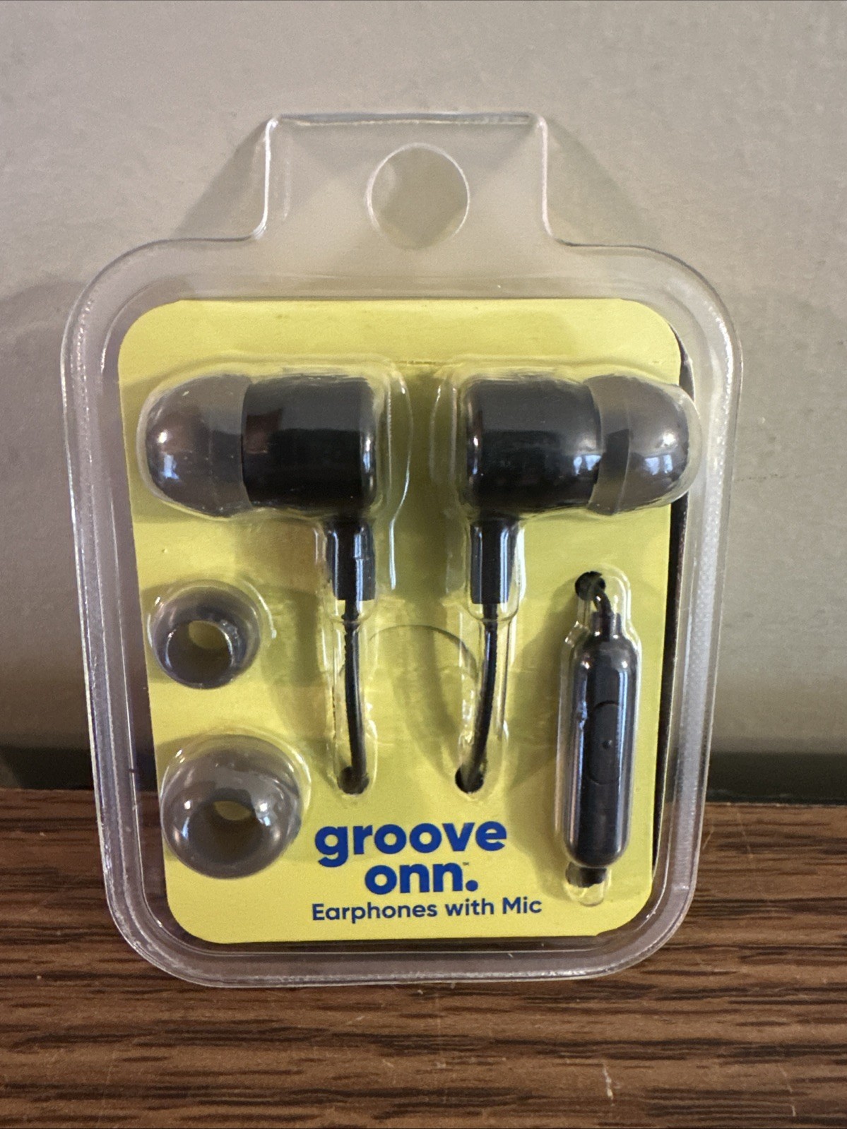 Groove Onn Wired Earbuds 3.5mm Jack Headset Stereo Headphones With Mic - Black