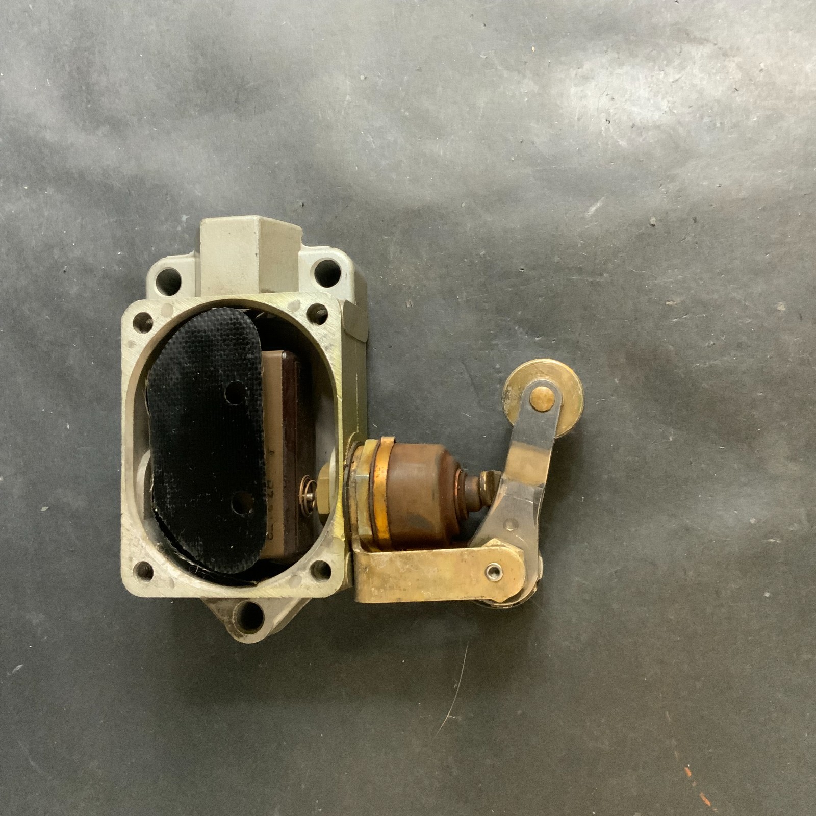 HONEYWELL MICROSWITCH BAF1-2RN2-RH SNAP ACTION ROLLER SWITCH ($60 OBO)