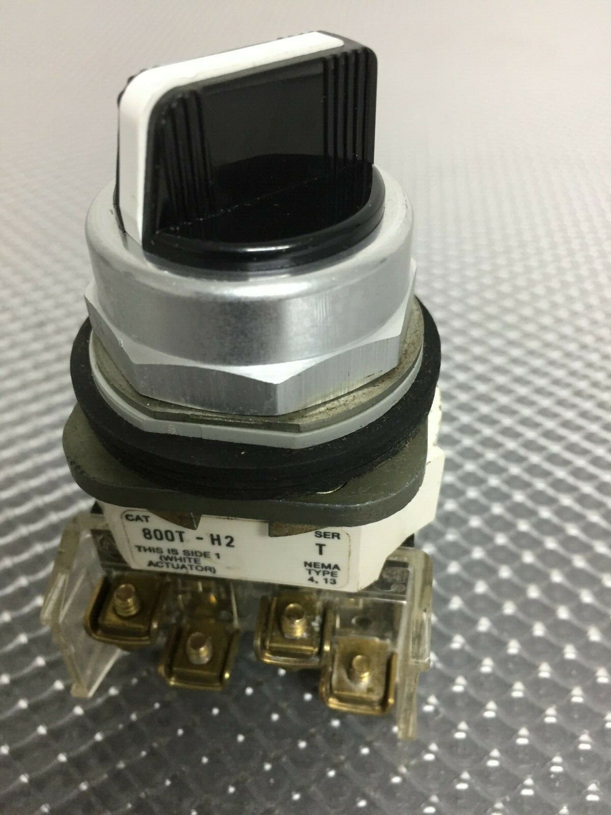 ALLEN BRADLEY 800T-H2 WITH 2-800T-XA SELECTOR SWITCH
