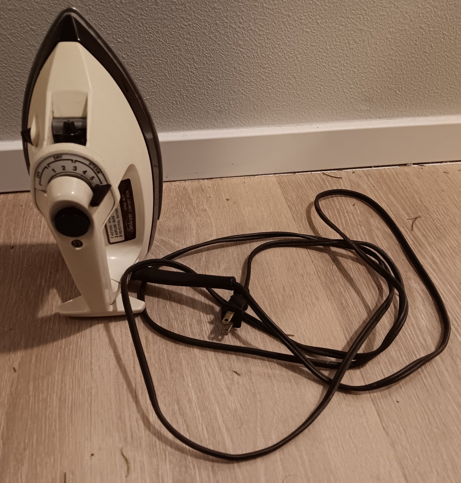 Vintage Sunbeam Spray Mist Comfort Iron 12256 Steam Electric Appliance Works