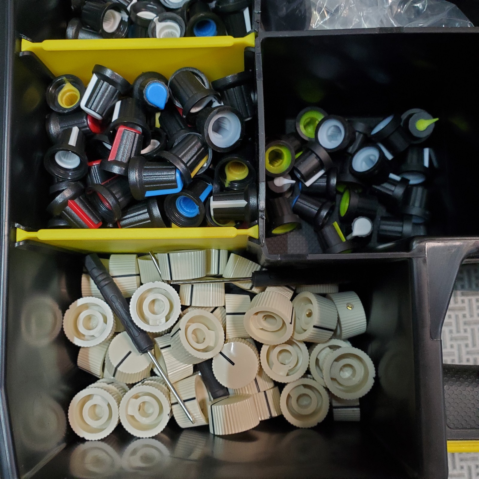 Assorted Stereo Knob Set