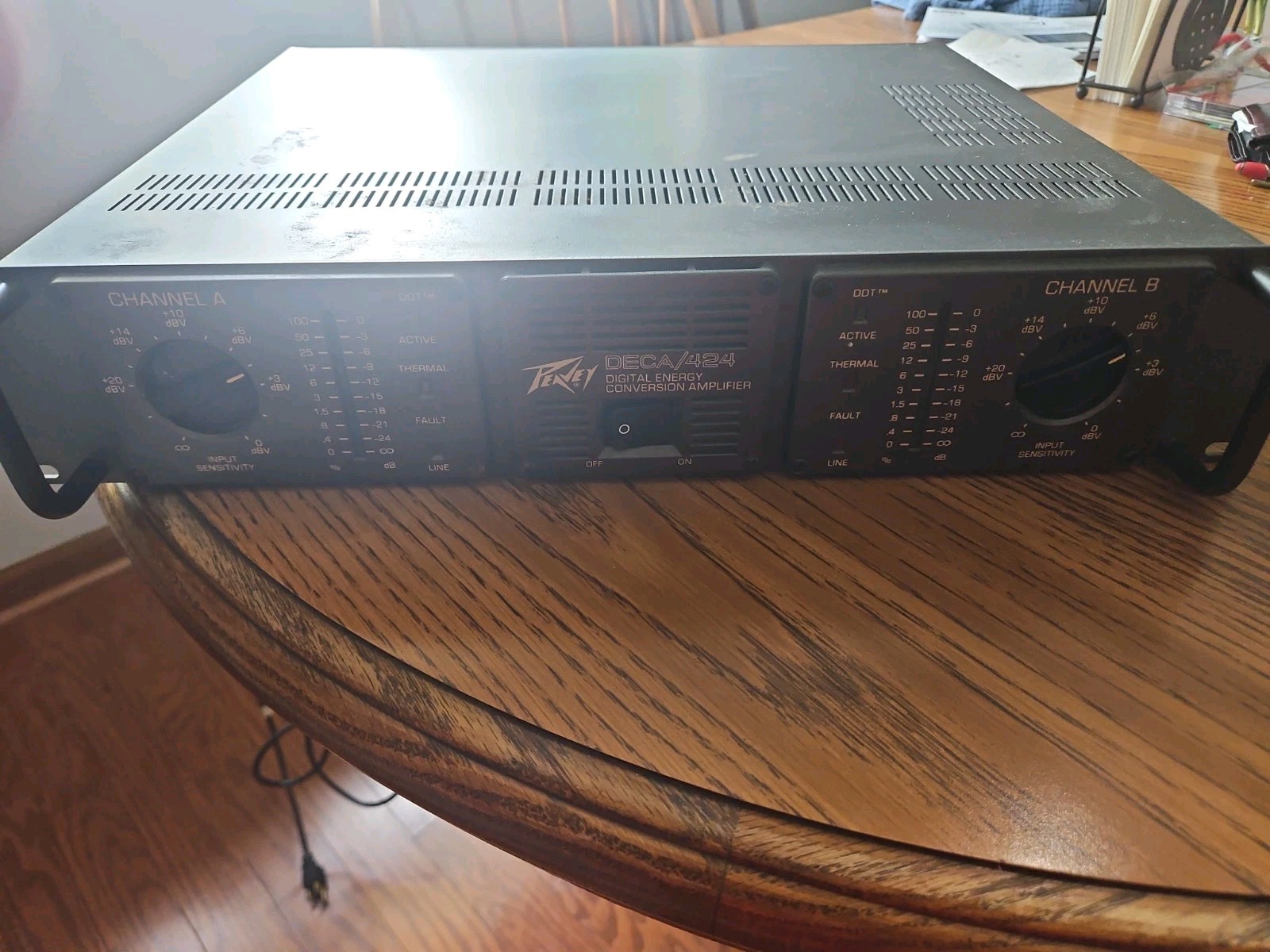 Peavey USA DECA/724 Digital Professional Stereo Power Amplifier Powers On.