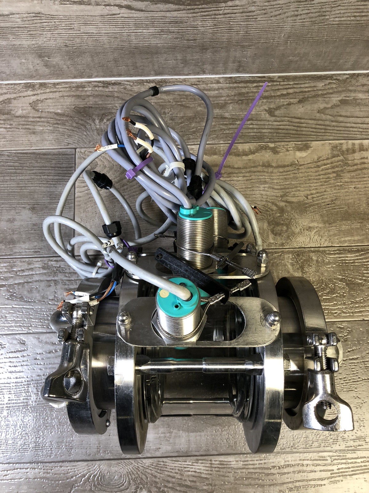 Sanitary sight flow indicator with inductive proximity sensors