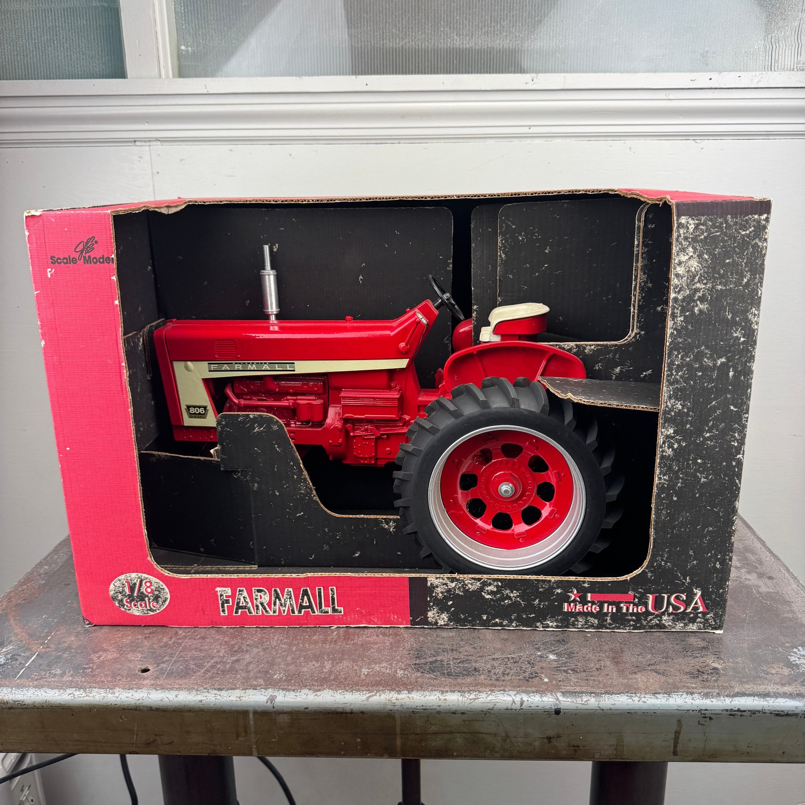 SCALE MODELS Case IH Farmall 806 Tractor 1/8 Scale Die Cast w/ Box