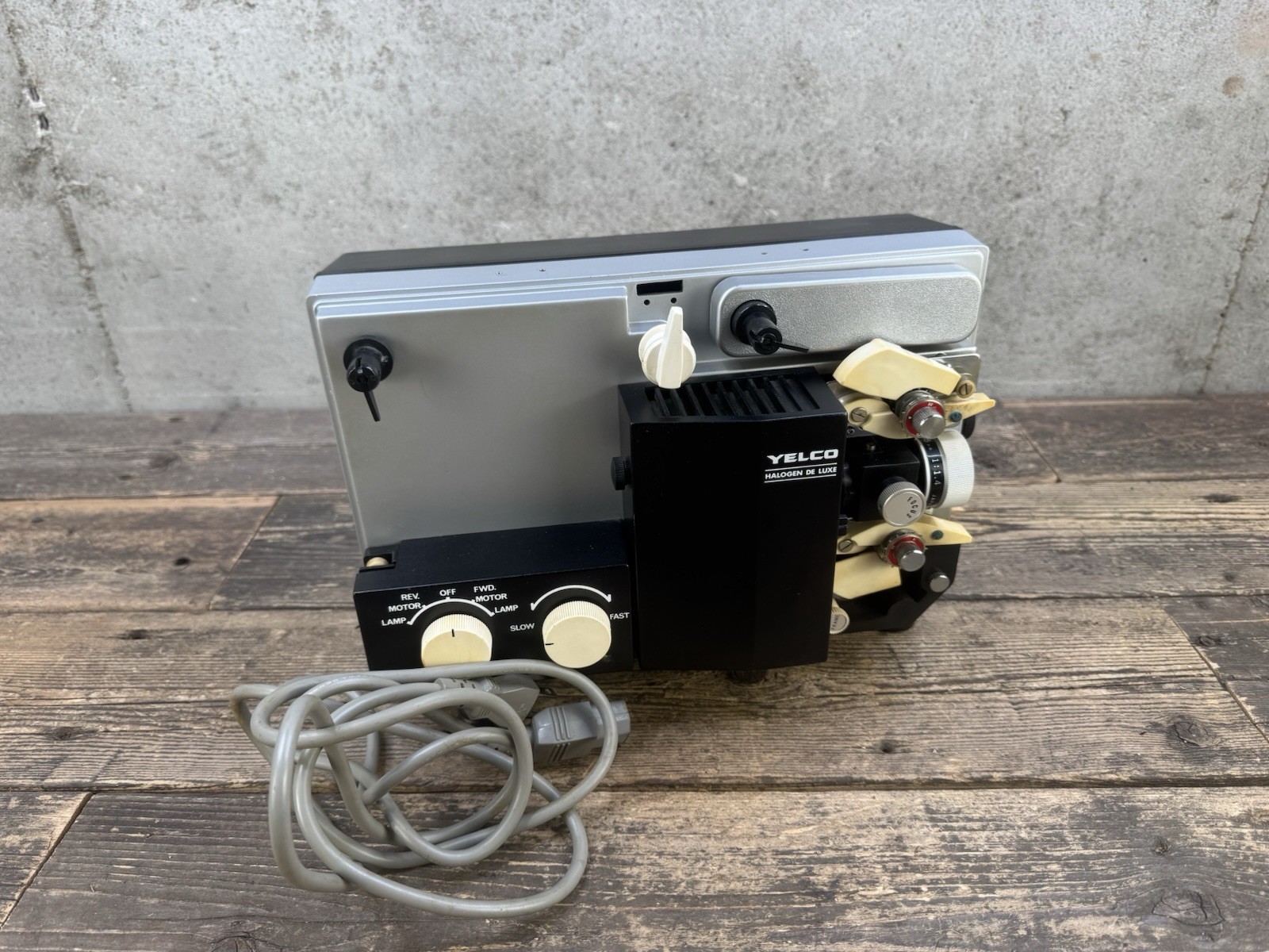 yelco projector P-111Q Vintage Halogen Deluxe For Parts