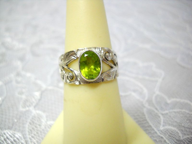 HAND ENGRAVED STERLING SILVER DECO RING w GREEN PERIDOT GEMSTONE OVAL RING SZ 7