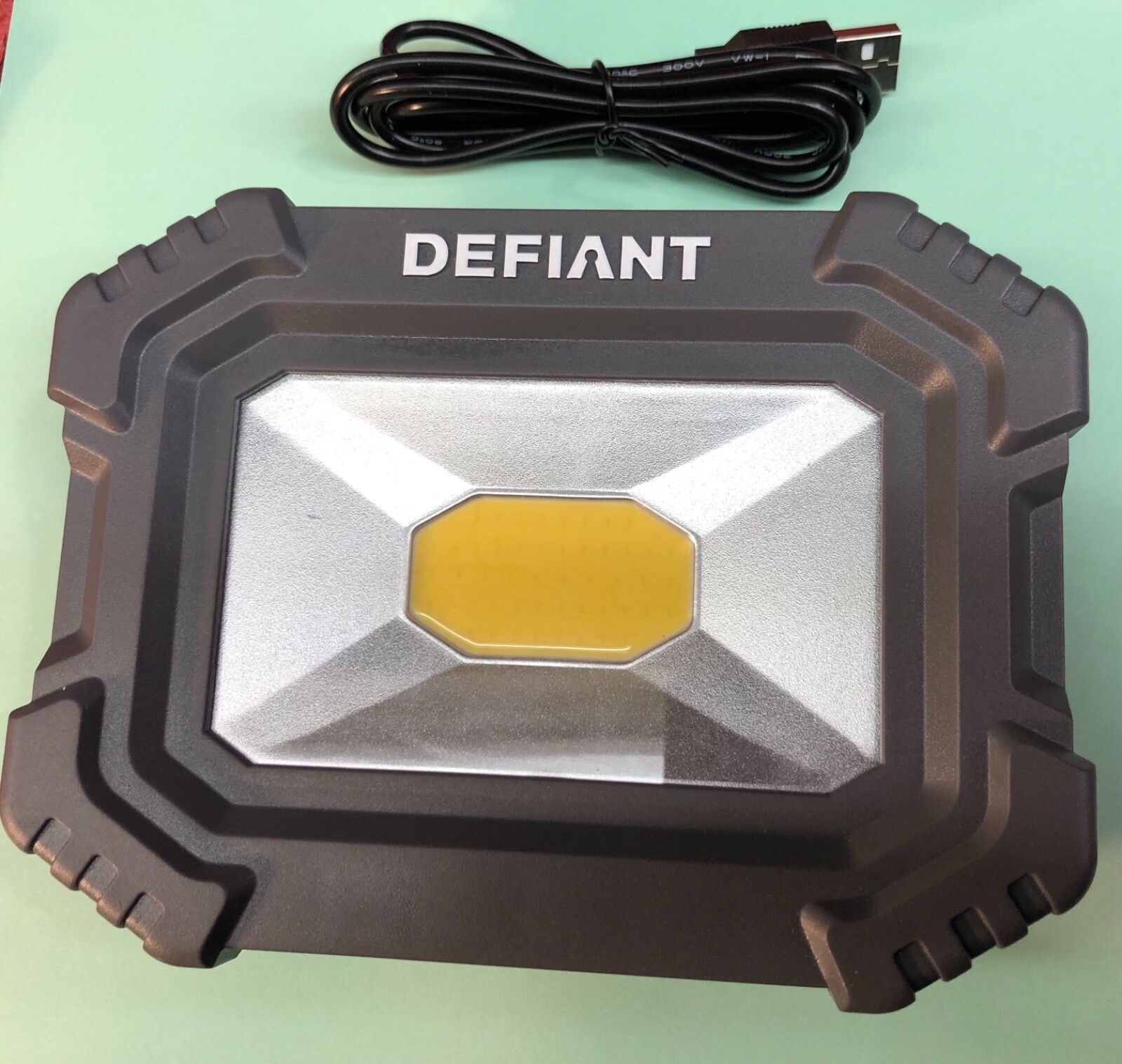 Defiant Rechargeable Magnetic Utylity Light With Power Bank 2000 Lumens