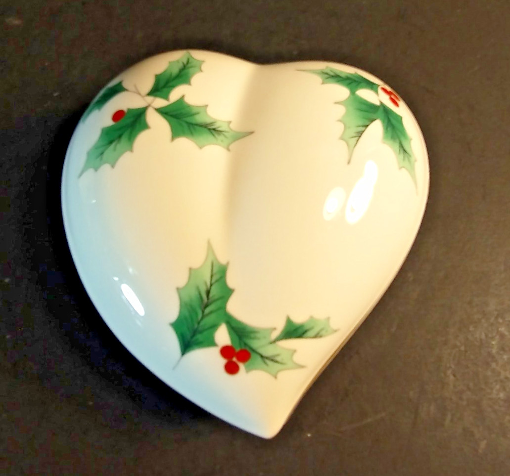 Mikasa Ribbon Holly Heart Shape Bone China Trinket Box 4.5" long