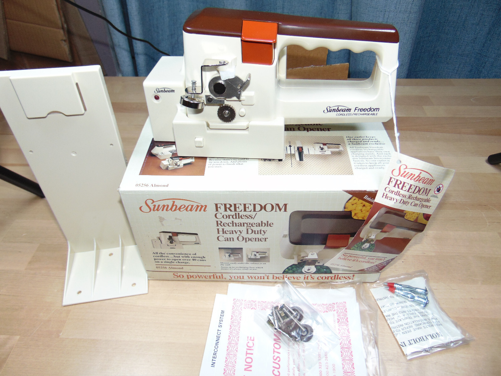 VTG Sunbeam Freedom Cordless Rechargeable Heavy Duty Can Opener 05256 Almond NOS
