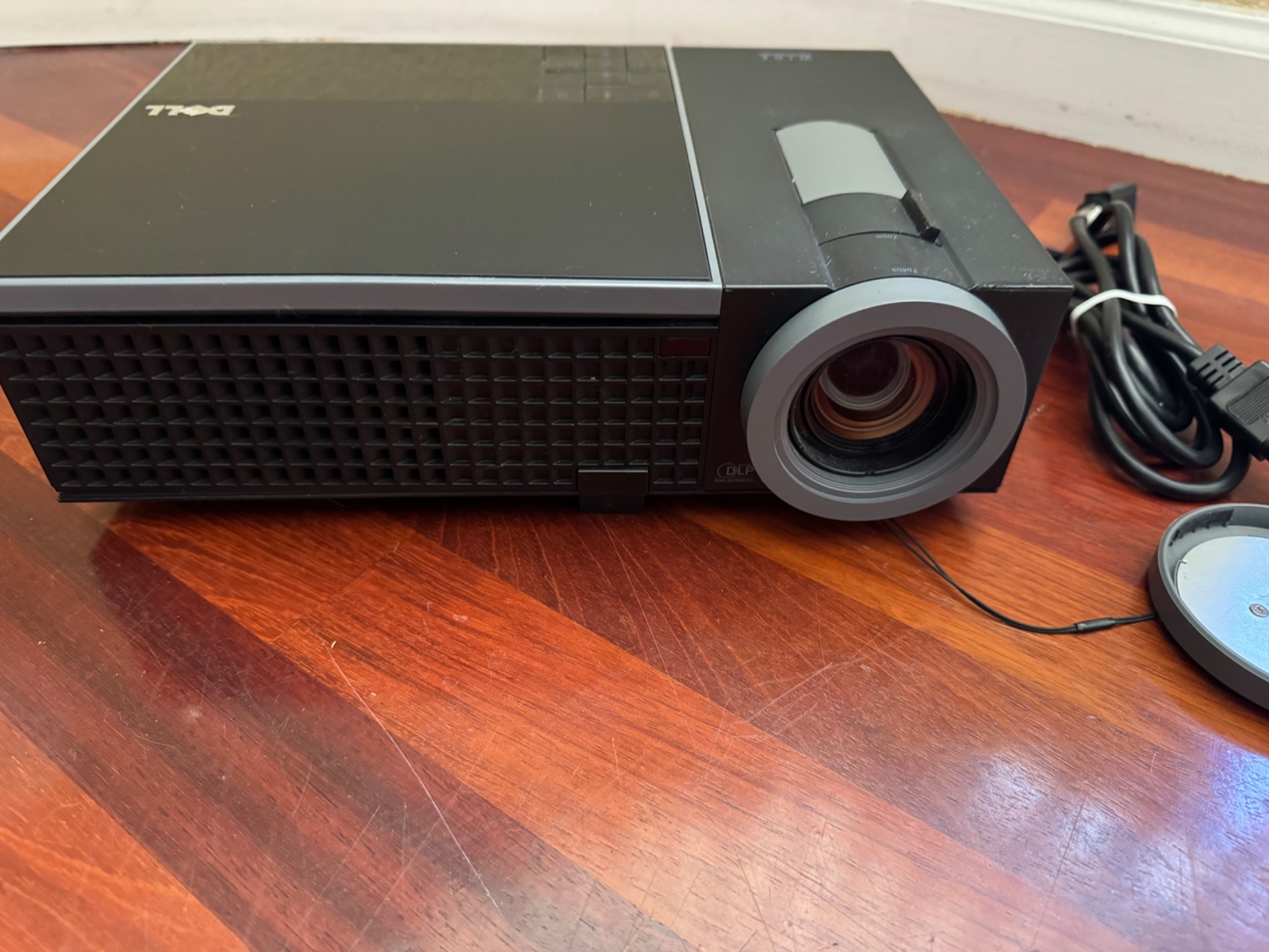 Dell 1610HD VGA DLP Front Conference Room Projector w/Lamp K1CG1 0K1CG1