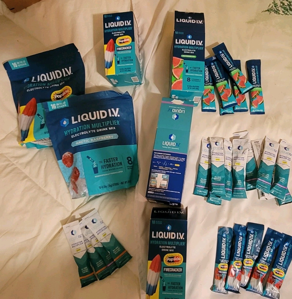 Liquid IV Hydration Multipl Electrolyte Mix ! 66  Packets. Add 16 Oz Water Each