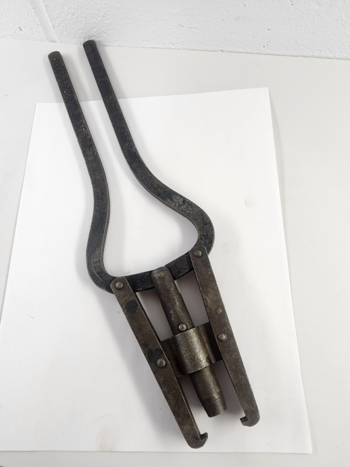 (2) Vintage Medium Size 2-Jaw Gear Pullers - Plomb 4061 4022 & Unknown