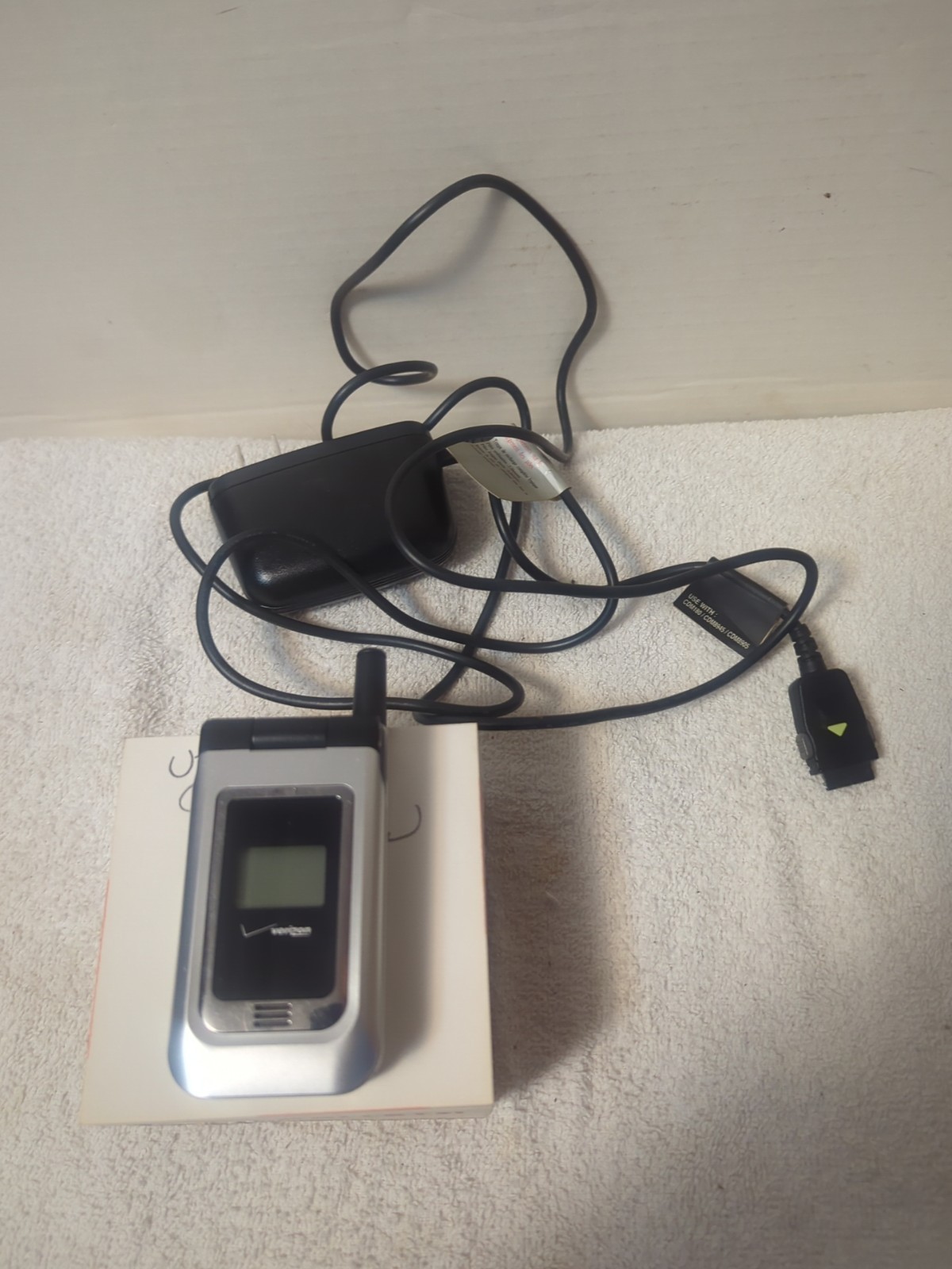 Verizon CDM8905 VW Horizon Silver Black Flip Phone, With Charging Cord Pre-owned