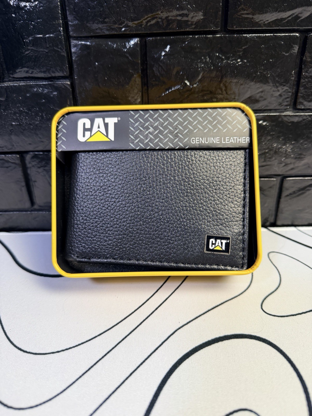 Mens CATERPILLAR CAT Black 100% Genuine Leather Wallet w/Yellow Storage Tin