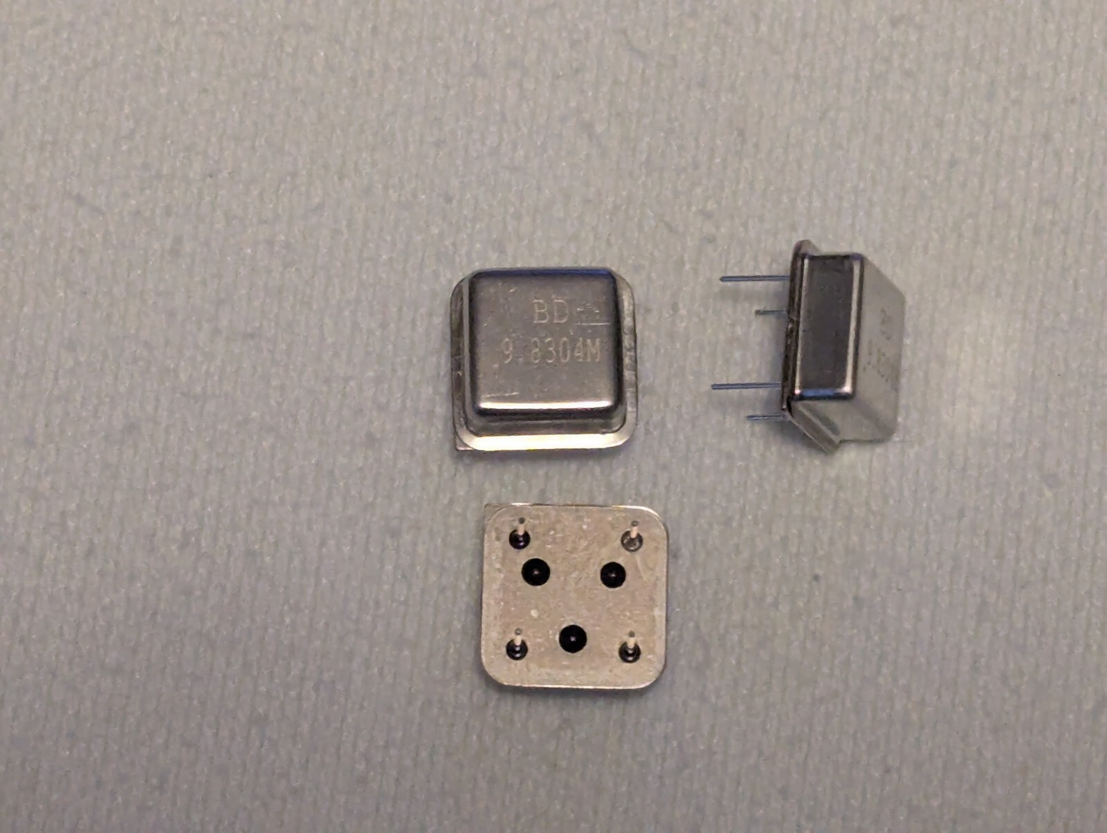 9.8304 M clock oscillator, pcb mount, DIP 8, 5V, lot of 75