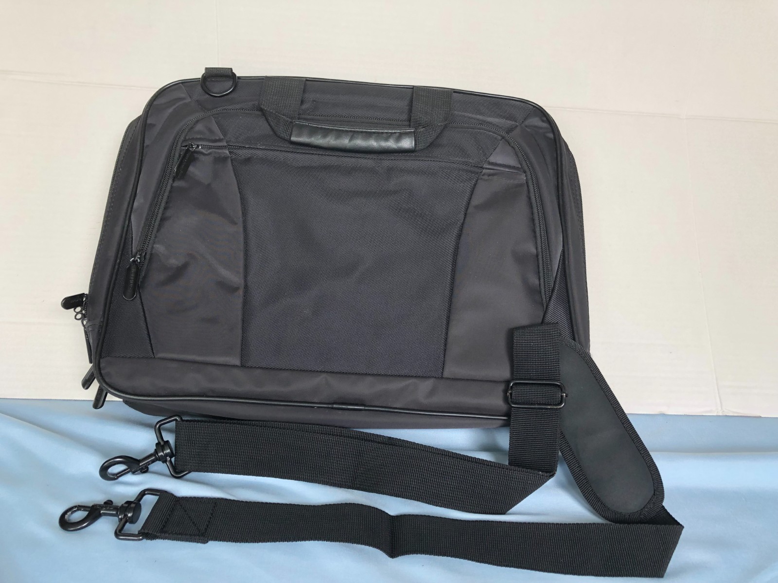 TARGUS Black 16" x 12" Messenger Laptop Carry Case with Shoulder Strap #G4