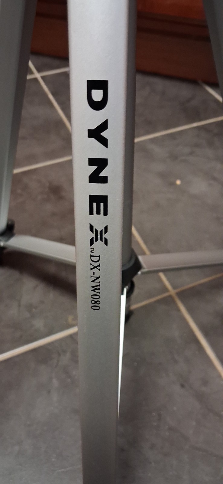 Dynex DX-NW080 Tripod With Carrying Case
