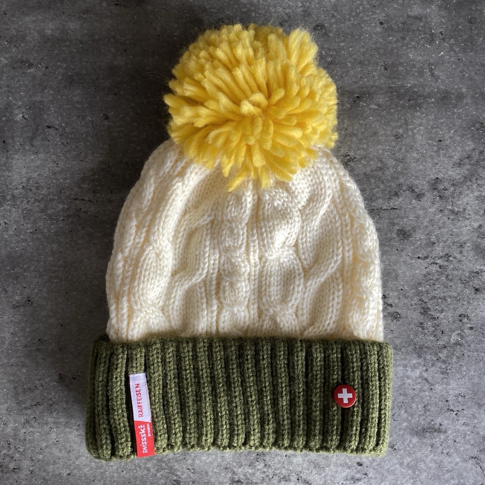 Raiffeisen Swissski White Pom Pom Hat Beanie Acrylic One Size Ladies BNWOT