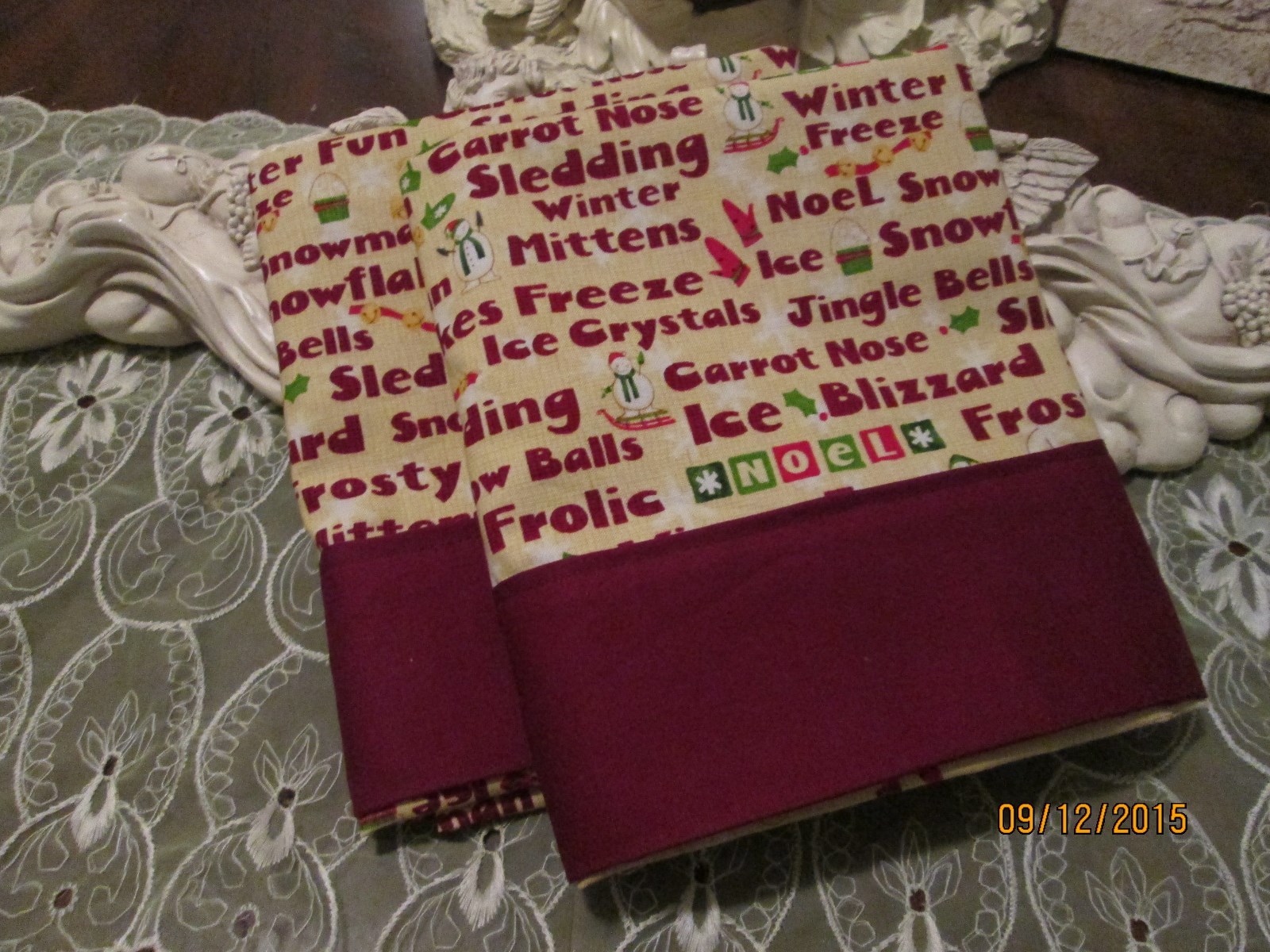 COUNTRY COTTAGE KIDS SET OF TWO CHRISTMAS WORDS SNOWMEN MITTENS PILLOWCASES-NEW
