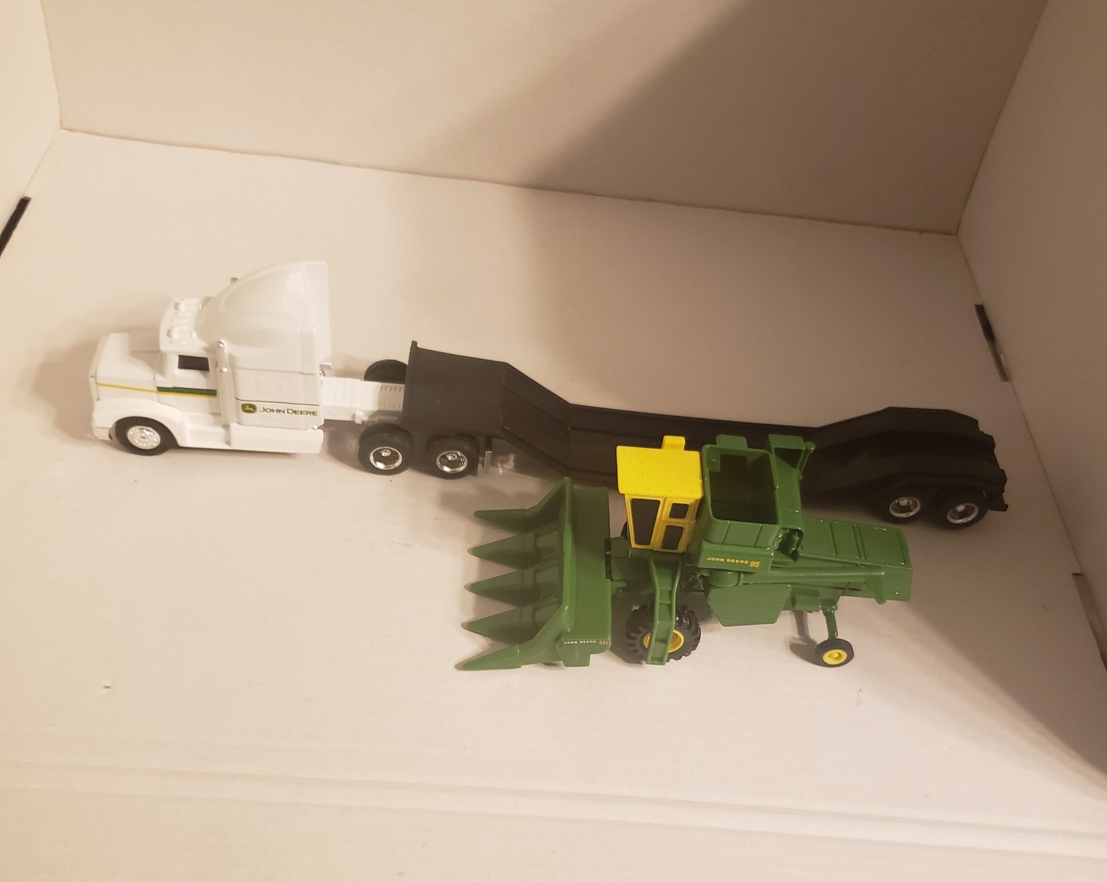 Ertl John Deere Combine Semi Hauler  1/64